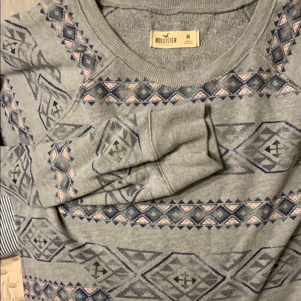 Hollister crop sweatshirt. - Picture 3 of 3